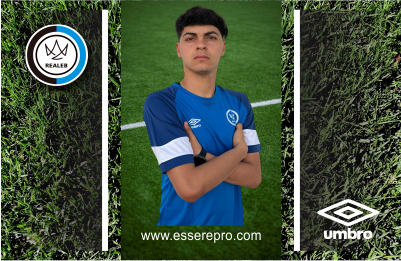 Defensa central anticipándose a un delantero en un choque aéreo