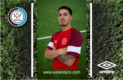 Defensa central anticipándose a un delantero en un choque aéreo