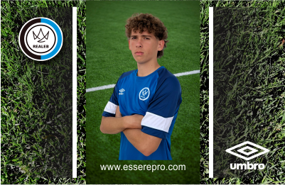 Defensa central anticipándose a un delantero en un choque aéreo