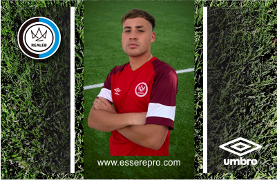 Delantero centro con camiseta número 9 celebrando un gol